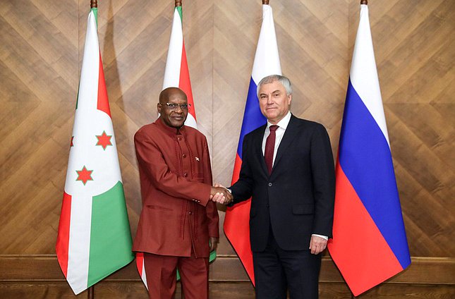 رئيس مجلس الدوما فياتشيسلاف فولودين ورئيس الجمعية الوطنية لجمهورية بوروندي زيلاز دانيال ندابيرابي