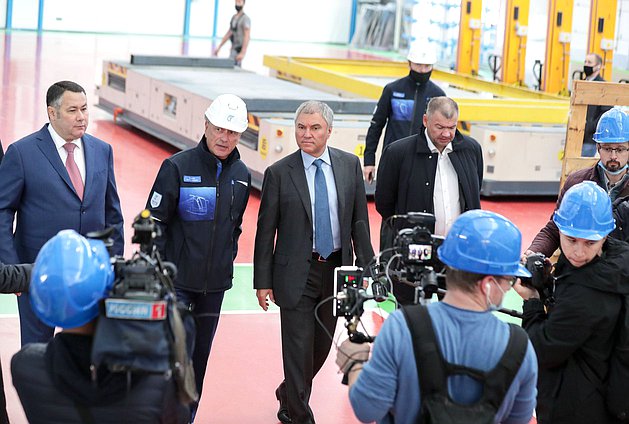 Председатель Государственной Думы Вячеслав Володин, губернатор Тверской области Игорь Руденя и президент ООО «ПК Транспортные системы» Феликс Винокур