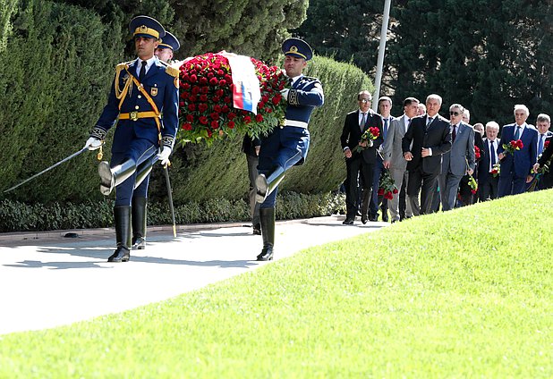 Церемония возложения венка к могиле Общенационального лидера Гейдара Алиевича Алиева