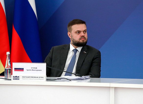 Заместитель Председателя Комитета по делам СНГ, евразийской интеграции и связям с соотечественниками Артем Туров
