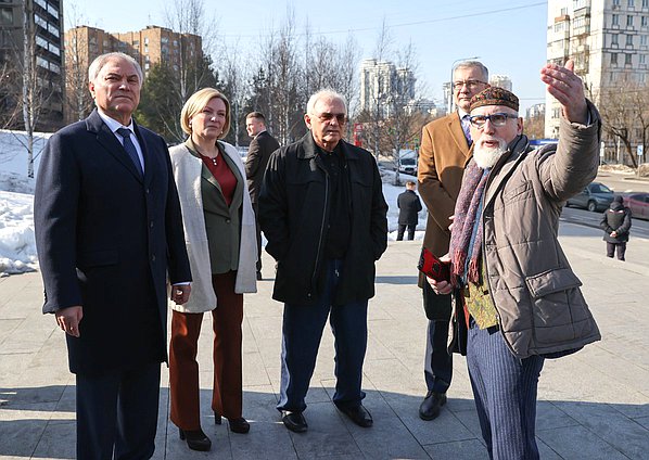 Председатель Государственной Думы Вячеслав Володин, Министр культуры РФ Ольга Любимова, Генеральный директор киноконцерна «Мосфильм» Карен Шахназаров и скульптор, член-корреспондент Российской академии художеств Алексей Благовестнов