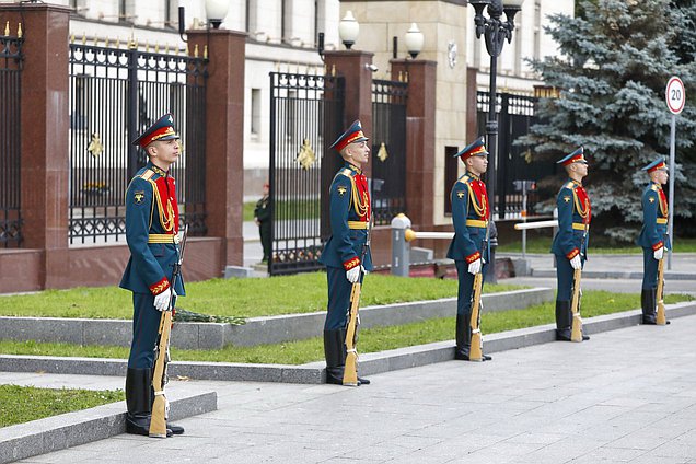 Первый заместитель Председателя Государственной Думы Иван Мельников принял участие в церемонии возложения цветов к памятнику маршалу Александру Василевскому