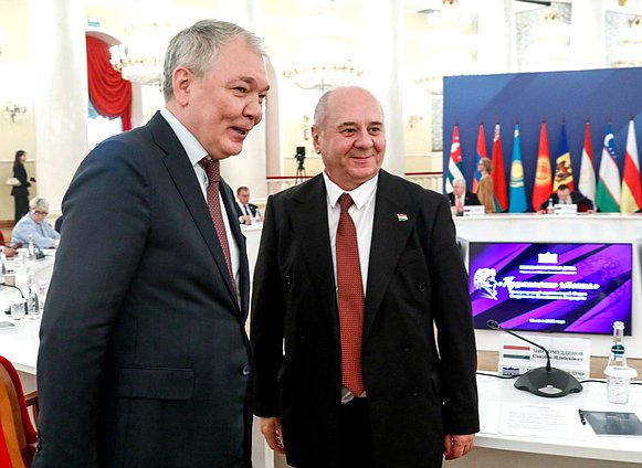 Председатель Комитета по делам СНГ, евразийской интеграции и связям с соотечественниками Леонид Калашников (слева)