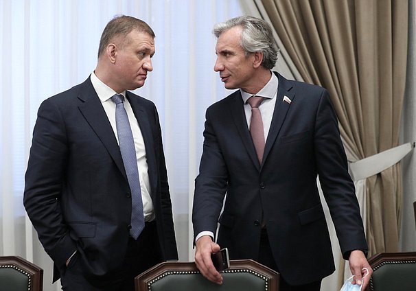 Первый заместитель Председателя Комитета по безопасности и противодействию коррупции Дмитрий Савельев и член Комитета по делам СНГ, евразийской интеграции и связям с соотечественниками Ирек Зиннуров