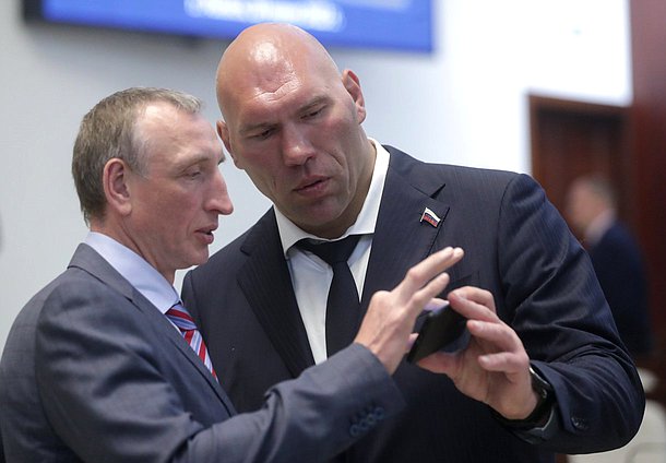 Первый заместитель Председателя Комитета по промышленности и торговле Александр Козловский и Первый заместитель Председателя Комитета по туризму и развитию туристической инфраструктуры Николай Валуев