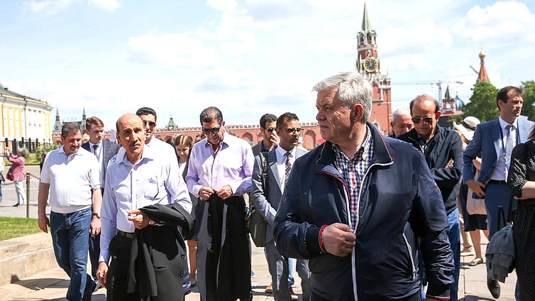 Участники Международного форума «Развитие парламентаризма» посетили Московский Кремль