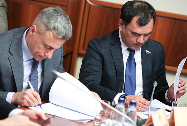 Заместитель Председателя Комитета по вопросам собственности, земельным и имущественным отношениям Владимир Самокиш и Первый заместитель Председателя Комитета Сергей Тен