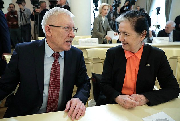 Председатель Комитета по контролю Олег Морозов и Председатель Комиссии по обеспечению жилищных прав граждан Галина Хованская