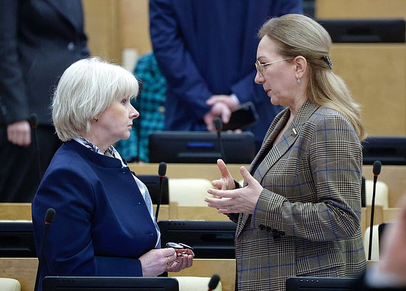 Член Комитета по охране здоровья Вероника Власова и член Комитета по просвещению Лариса Тутова