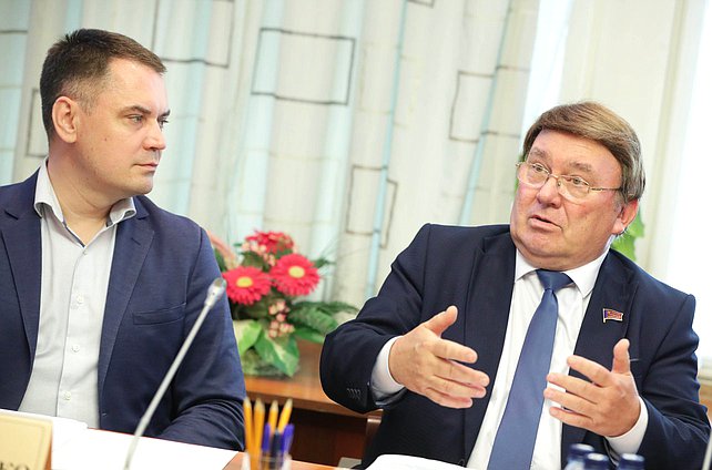 Заместитель Председателя Комитета по вопросам собственности, земельным и имущественным отношениям Алексей Корниенко и член Комитета Николай Иванов