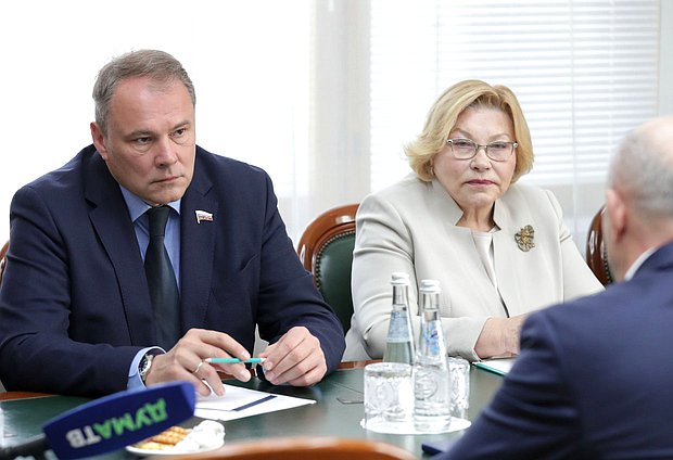 Заместитель Председателя Государственной Думы Петр Толстой и Первый заместитель Председателя Комитета по культуре Елена Драпеко