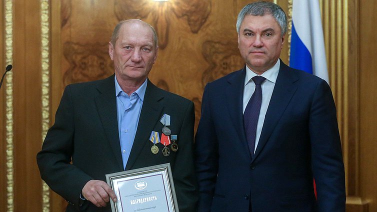Председатель Государственной Думы Вячеслав Володин и работники ОАО «Ямал СПГ»