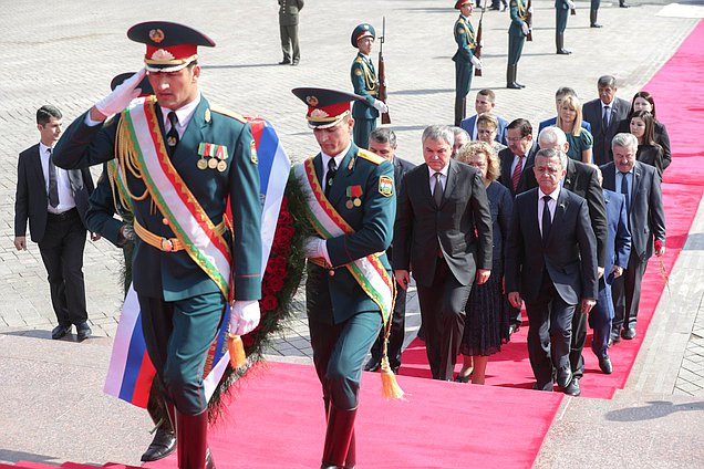 Chairman of the State Duma Viacheslav Volodin and members of the Russian delegation laid a wreath to the monument to Isma'il ibn Ahmad in Dushanbe