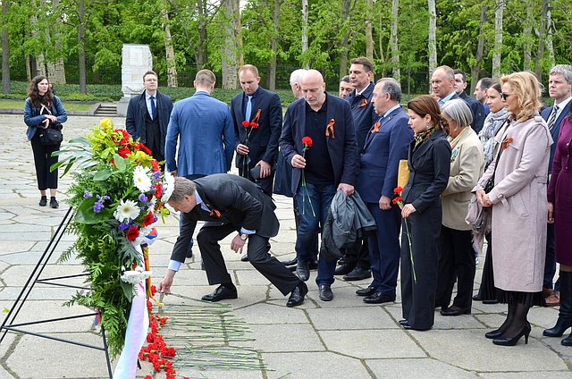 Delegation of the State Duma laid wreaths at the monument to the Soldier-Liberator in Treptower Park in Berlin