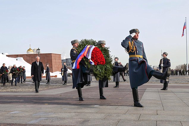 Возложение венка к Вечному огню в парке Победы на Поклонной горе в День защитника Отечества
