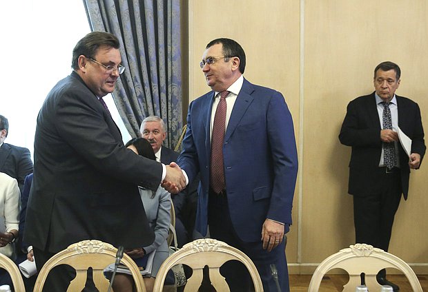 Заместитель Председателя Правительства РФ – Руководитель Аппарата Правительства РФ Константин Чуйченко и Первый заместитель Председателя Совета Федерации Николай Федоров