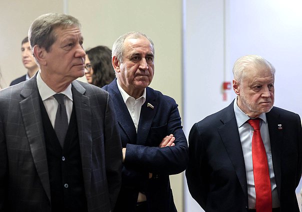 Первый заместитель Председателя Государственной Думы Александр Жуков, член Комитета по физической культуре и спорту Сергей Неверов и руководитель фракции "Справедливая Россия" Сергей Миронов