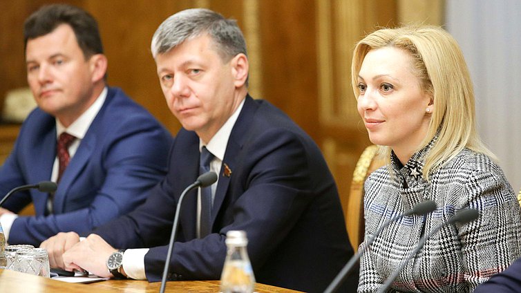Заместитель Председателя Государственной Думы Ольга Тимофеева и Первый заместитель Председателя Комитета по международным делам Дмитрий Новиков