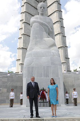 El Jefe de la Duma Estatal, Vyacheslav Volodin, y la Jefa Adjunto de la Asamblea Nacional del Poder Popular de la República de Cuba, Ana María Mari Machado, depositaron una ofrenda floral en el Monumento a José Martí