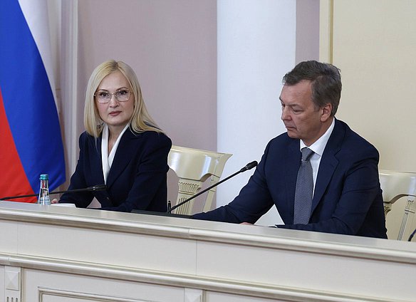 Заместитель Председателя Государственной Думы Ирина Яровая и Первый заместитель Председателя Совета Федерации Андрей Яцкин