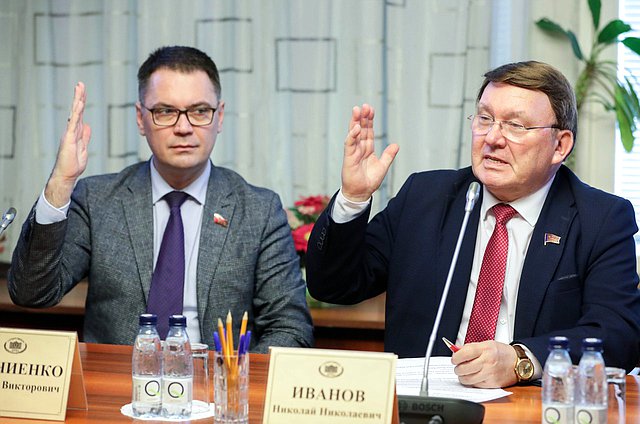 Заместитель Председателя Комитета по вопросам собственности, земельным и имущественным отношениям Алексей Корниенко и член Комитета Николай Иванов
