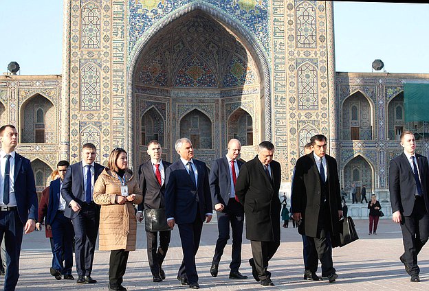 Председатель Государственной Думы Вячеслав Володин и члены российской делегации осмотрели архитектурный ансамбль площади Регистан в Самарканде