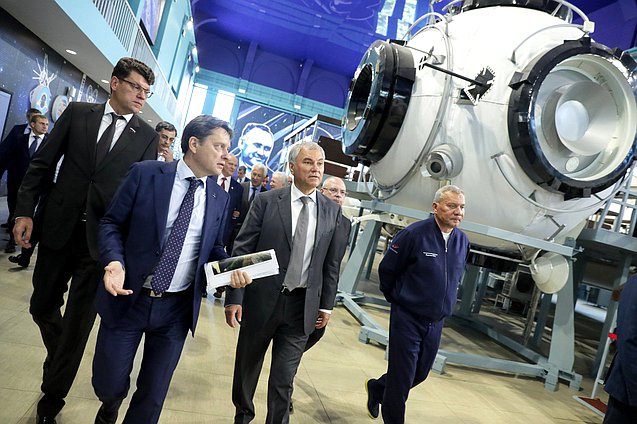 Председатель Государственной Думы Вячеслав Володин, Генеральный директор госкорпорации «Роскосмос» Юрий Борисов и Первый заместитель Председателя Комитета по экономической политике Денис Кравченко. ФГБУ «Научно-исследовательский испытательный центр подготовки космонавтов им. Ю.А. Гагарина»