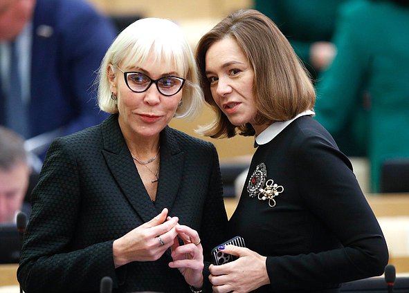 Заместитель Председателя Комитета по аграрным вопросам Надежда Школкина и Первый заместитель Председателя Комитета по малому и среднему предпринимательству Альфия Когогина