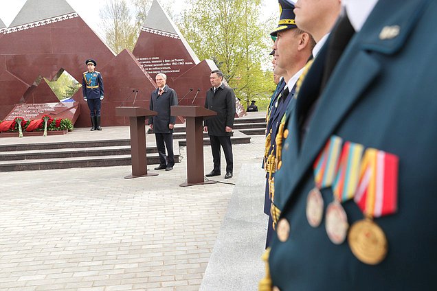 Председатель Государственной Думы Вячеслав Володин и Президент Киргизской Республики Садыр Жапаров посетили церемонию открытия Ржевского мемориала воинам-киргизам, погибшим в ходе Великой Отечественной войны на Ржевско-Вяземском направлении