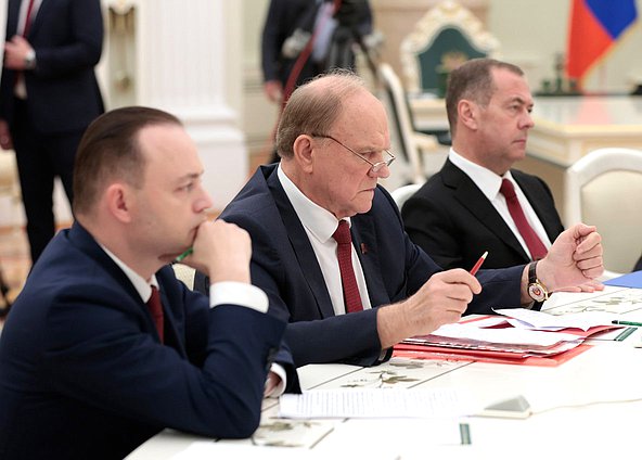 Заместитель руководителя партии "Новые люди" Владислав Даванков, лидер КПРФ Геннадий Зюганов и Председатель партии "Единая Россия" Дмитрий Медведев