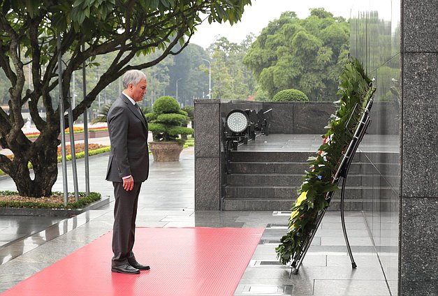 Chairman of the State Duma Vyacheslav Volodin took part in the wreath-laying ceremony at the Ho Chi Minh Mausoleum