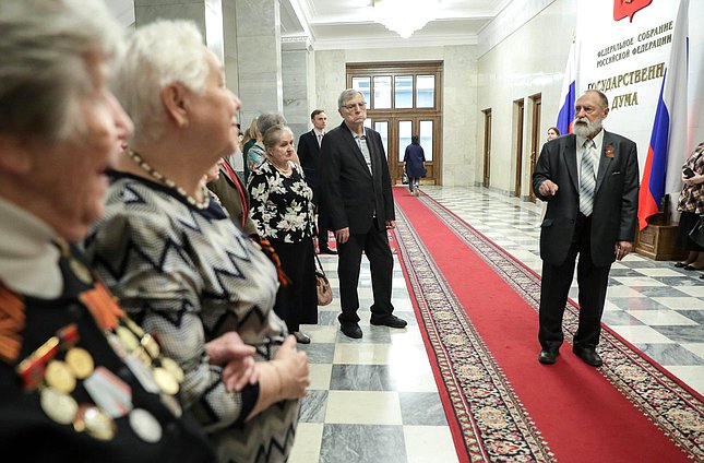 Возложение цветов ветеранами Минэкономразвития к памятной доске работников Госплана СССР