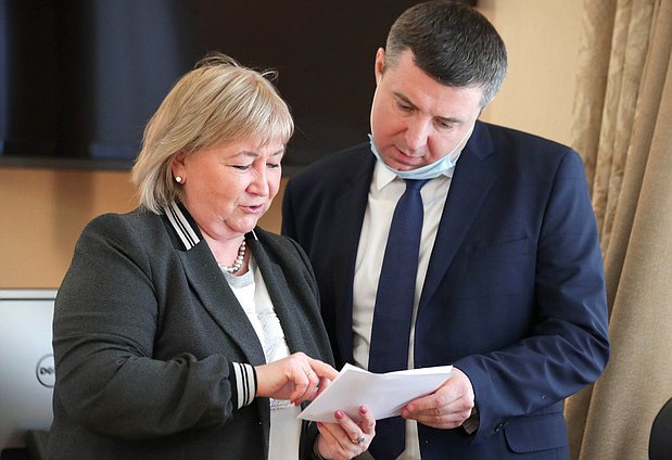 Заместитель Председателя Комитета по вопросам семьи, женщин и детей Елена Вторыгина и заместитель Министра труда и социальной защиты Андрей Пудов