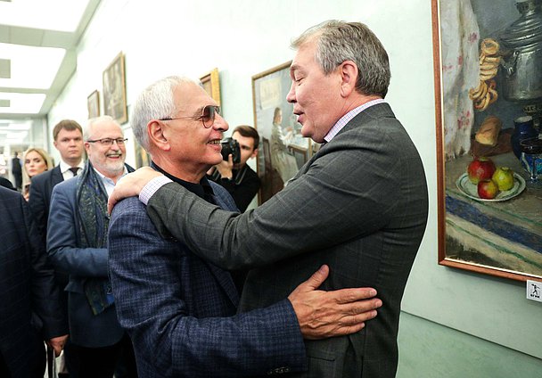 Генеральный директор, председатель Правления Киноконцерна «Мосфильм» Карен Шахназаров и Председатель Комитета по делам СНГ, евразийской интеграции и связям с соотечественниками Леонид Калашников