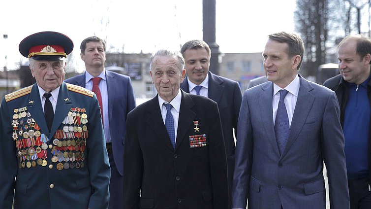 Возложение цветов к стеле « Город воинской славы». 
