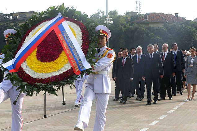 Церемония возложения венка к мавзолею Хо Ши Мина в Ханое