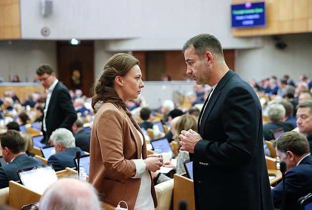Заместитель Председателя Государственной Думы Анна Кузнецова и Первый заместитель Председателя Комитета по культуре Дмитрий Певцов