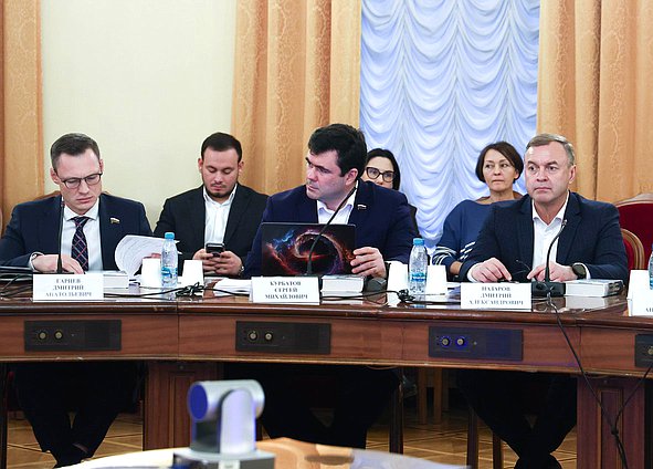 Члены Комитета по охране здоровья Дмитрий Гарцев, Сергей Курбатов и Дмитрий Назаров