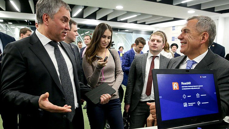 Председатель Государственной Думы Вячеслав Володин и Президент Республики Татарстан Рустам Минниханов во время презентации. Фото: Анна Исакова/Фотослужба Государственной Думы
