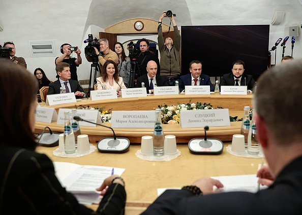Кандидат на должность заместителя Председателя Правительства РФ – Полномочного представителя Президента РФ в ДФО Олег Кожемяко, кандидат на должность заместителя Председателя Правительства РФ – Руководителя Аппарата Правительства РФ Ирина Окладникова, кандидат на должность заместителя Председателя Правительства РФ – Министра финансов РФ Антон Силуанов, кандидат на должность заместителя Председателя Правительства РФ Андрей Никитин и кандидат на должность Министра транспорта РФ Дмитрий Ядров