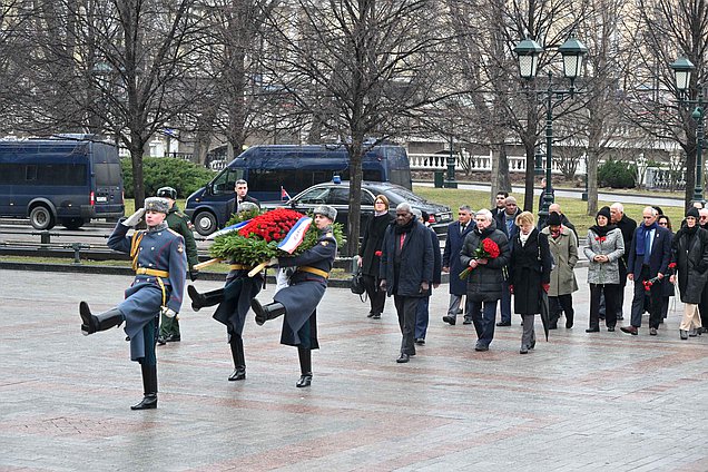 Председатель Национальной ассамблеи народной власти и Государственного Совета Республики Куба Эстебан Ласо Эрнандес и Первый заместитель Председателя Государственной Думы Иван Мельников возложили венок к Могиле Неизвестного солдата