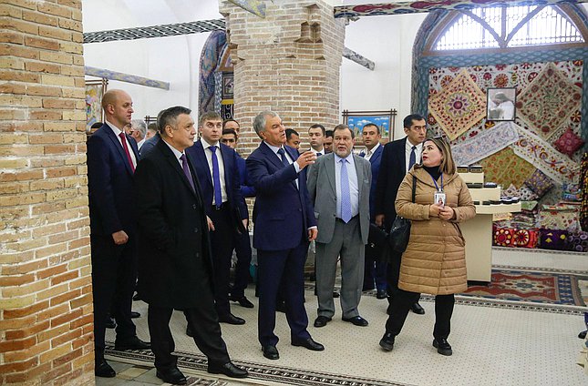 Председатель Государственной Думы Вячеслав Володин и члены российской делегации осмотрели архитектурный ансамбль площади Регистан в Самарканде