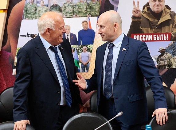 Член Комитета по экологии, природным ресурсам и охране окружающей среды Анатолий Грешневиков и Первый заместитель Председателя Комитета по просвещению Николай Стариков