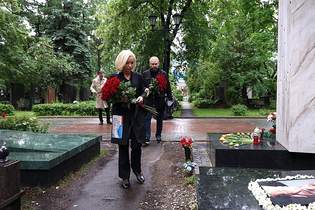Возложение цветов к могиле Станислава Говорухина