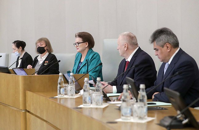 Депутат от фракции «Справедливая Россия — За правду» Галина Хованская, депутат от фракции КПРФ Светлана Савицкая, депутат от фракции «Единая Россия» Валентина Терешкова, руководитель фракции ЛДПР Владимир Жириновский и руководитель фракции «Новые Люди» Алексей Нечаев