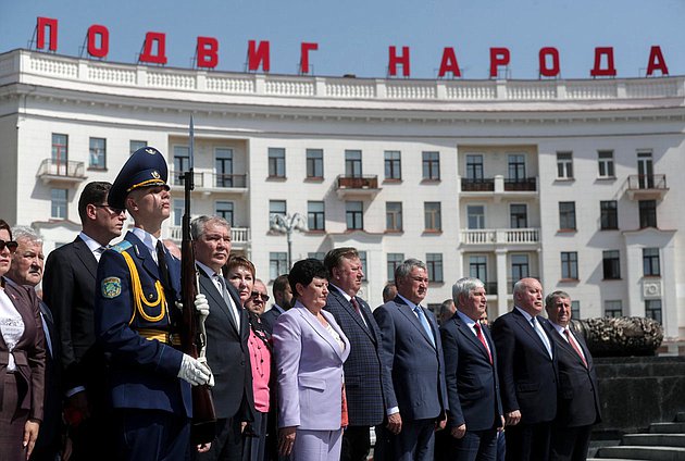 Церемония возложения венка и цветов к Монументу Победы в Минске
