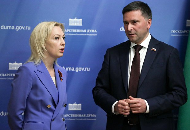 Председатель Комитета по развитию гражданского общества, вопросам общественных и религиозных объединений Ольга Тимофеева и Председатель Комитета по экологии, природным ресурсам и охране окружающей среды Дмитрий Кобылкин