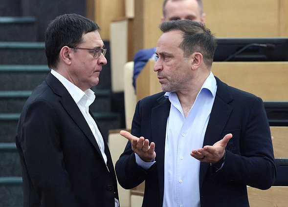 Первый заместитель Председателя Комитета по энергетике Валерий Селезнев и Первый заместитель Председателя Комитета по физической культуре и спорту Дмитрий Свищев