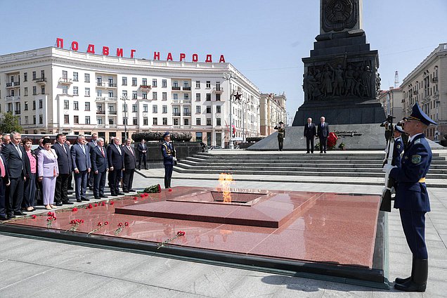 Церемония возложения венка и цветов к Монументу Победы в Минске