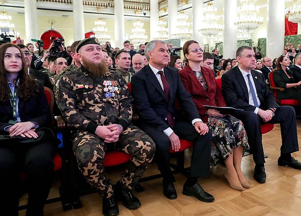 Председатель Государственной Думы Вячеслав Володин, статс-секретарь - заместитель Министра обороны РФ, Председатель государственного фонда поддержки участников специальной военной операции «Защитники Отечества» Анна Цивилева и руководитель фракции ЛДПР Леонид Слуцкий,